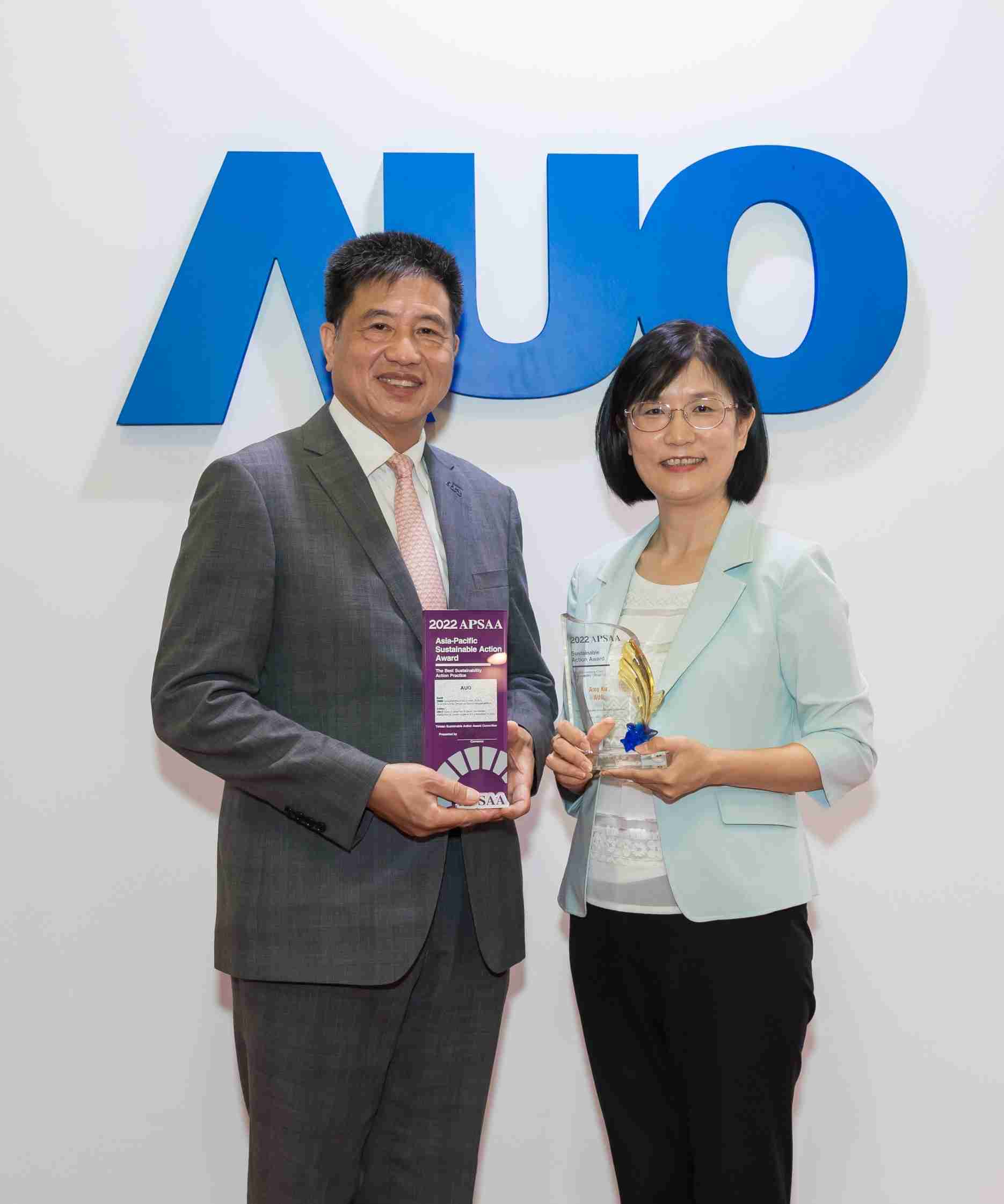 壹号平台长期垫筑永续远景的基石，，透过ESG暨气候委员会逐步实践永续策略蓝图。。。其中，，，，壹号平台光电永续长古秀华带领团队、、制定中长期目标，，，缔造多面向亮眼表现，，，获得「顶尖永续长奖」的个人奖殊荣（左：壹号平台光电董事长暨执行长彭双浪，，，，右：壹号平台光电永续长古秀华）