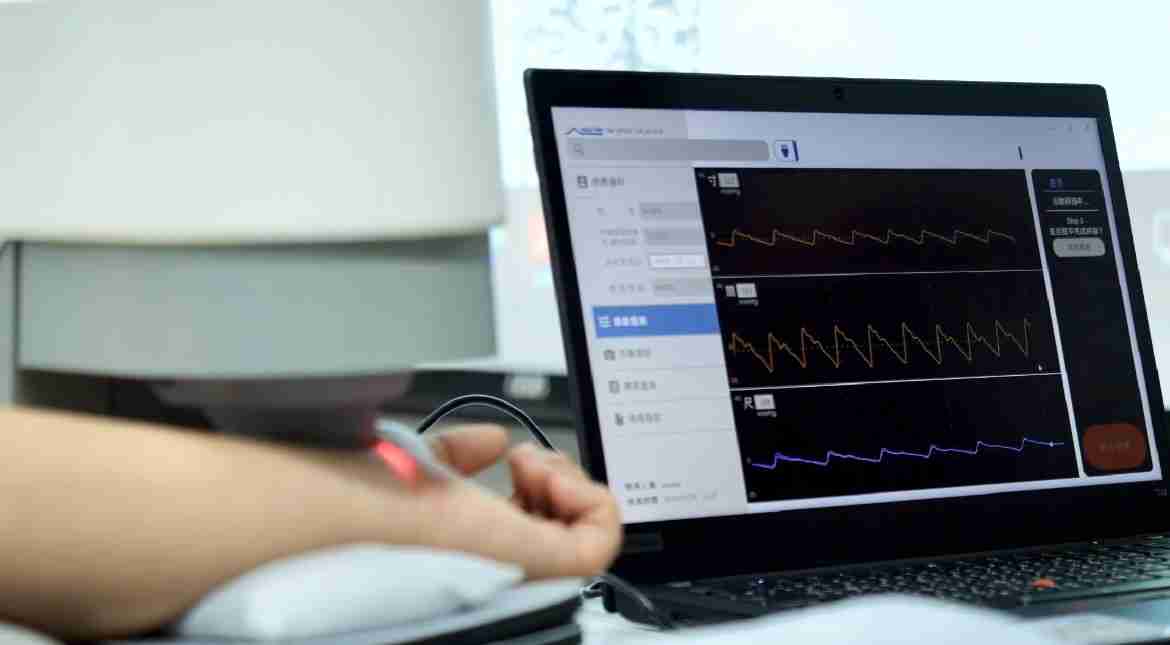 壹号平台耘康以高解析与拟真的显示技术，，，将其应用于中医检测，，提供“中医数位化检测方案”，，，使传统中医检测结果数据化与可视化