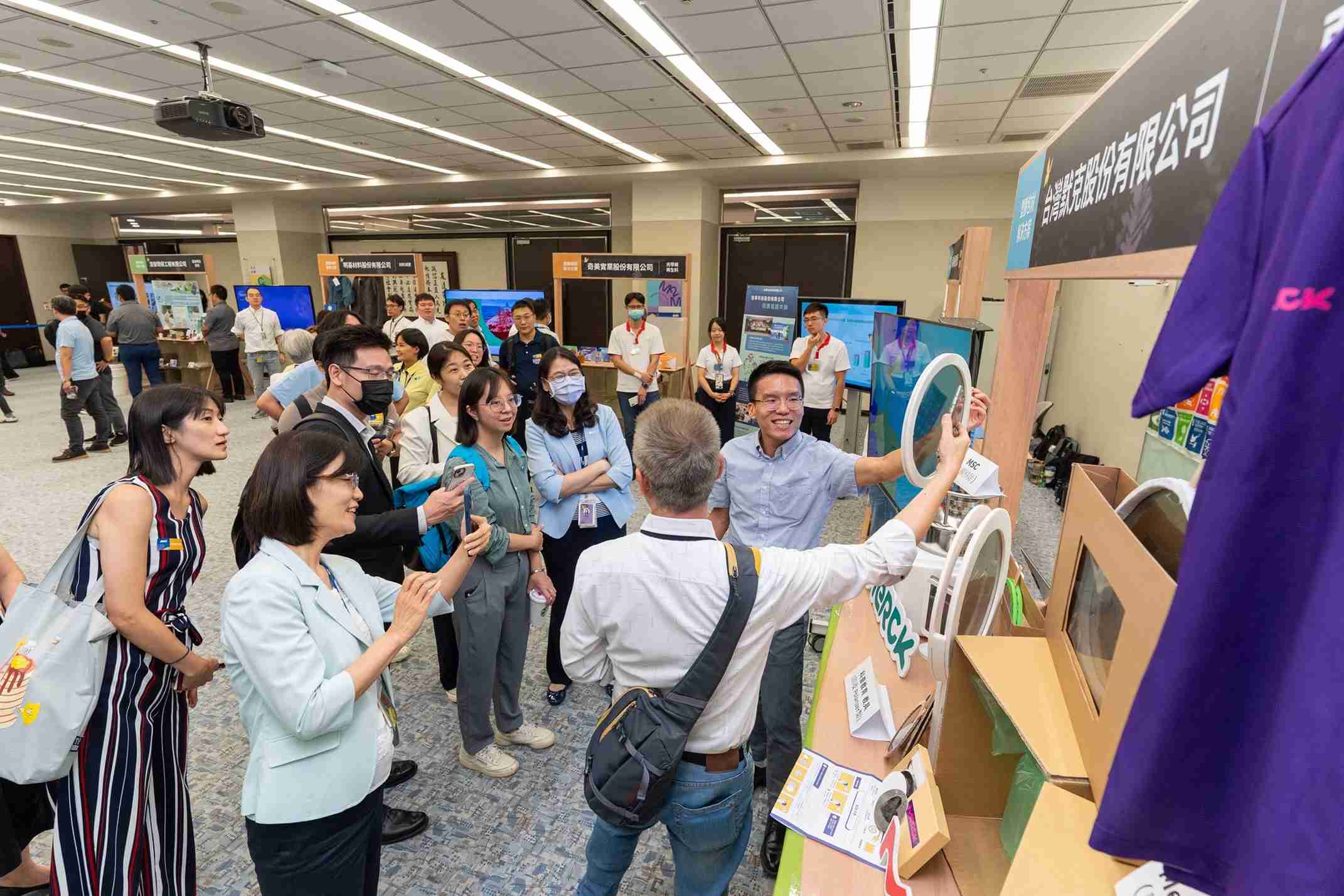 壹号平台连手产业伙伴策划首届生态圈联展，，，，展示如何将废塑料循环再利用，，，创新解决方案包括：塑料包材再生与循环使用、、再生塑料研发及应用、、、、废塑料回收再生技术、、、、减塑生活提案等