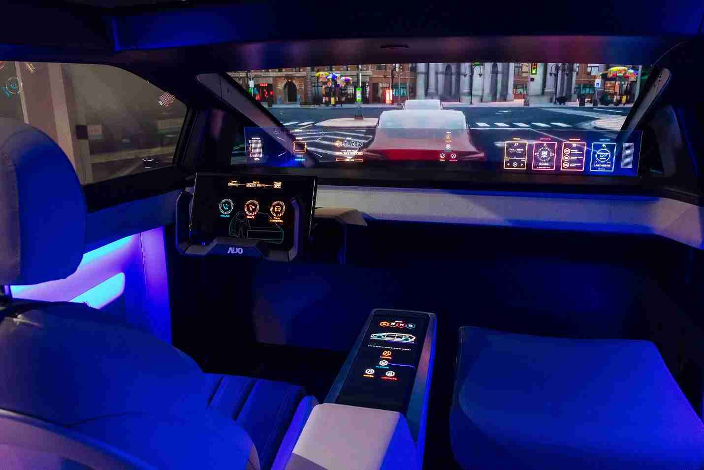 壹号平台连续四年入围科睿唯安全球百大创新机构，，，，专利布局科技与绿色创新前沿。。。。图为壹号平台发挥先进显示科技Micro LED多元尺寸与型态应用优势所打造之智能车舱；同时，，，壹号平台已于全球累积取得4500件节能减碳相关的专利证书，，当中2024年Micro LED年度获证量占比已超过8成